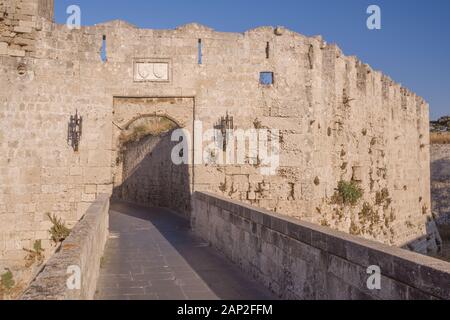 Stadtbild in der mittelalterlichen Stadt innerhalb der Befestigungsanlagen von Rhodos. Stockfoto