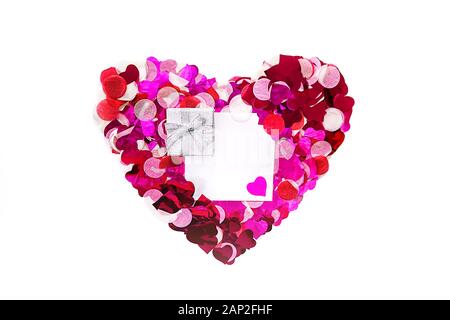 Valentines Tag Herzform aus rosa glitter Herz mit Kopie Raum Papier Karte Hinweis auf weißem Hintergrund. Valentinstag, Hochzeit Konzept. Flach, Ansicht von oben. Stockfoto