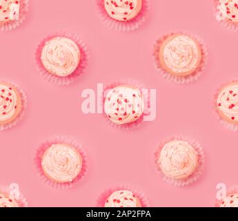 Valentinstag Liebe Kuchen mit Sahne und Herzen auf rosa Hintergrund nahtlose Kacheln essen Muster eingerichtet Stockfoto