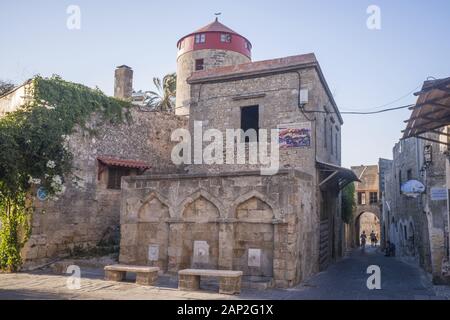 Drei Brunnen an der Fassade eines alten Gebäudes in der mittelalterlichen Stadt innerhalb der Befestigungsanlagen von Rhodos. Stockfoto
