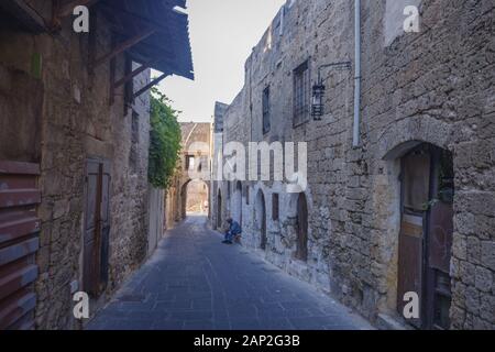Gasse in der mittelalterlichen Stadt innerhalb der Befestigungsanlagen von Rhodos. Stockfoto