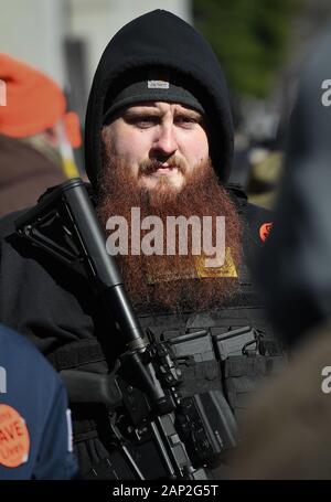 Richmond, USA. 20 Jan, 2020. TRAVIS T. von Richmond, VA wurde unter den Tausenden, die zur Unterstützung einer Pro-gun Rally am 20 Januar, 2020 aber, die sich weigerten, dem Gelände der VA State Capitol Building nach Virginia reg. Ralph Northam erklärt ein Verbot von Waffen auf dem Kapitol und dann den Ausnahmezustand. Credit: Essdras M. Suarez/ZUMA Draht/Alamy leben Nachrichten Stockfoto