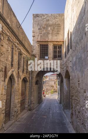 Gasse in der mittelalterlichen Stadt innerhalb der Befestigungsanlagen von Rhodos. Stockfoto