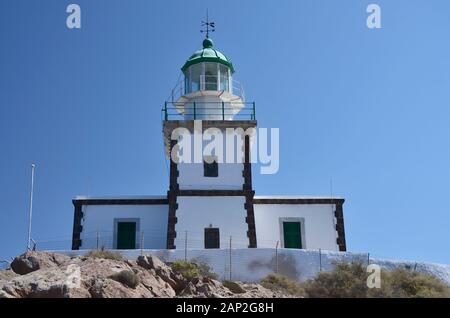 Akrotiri Lighthouse in Santorini in Griechenland, Foto im sonnigen Tag mit blauem Himmel Stockfoto