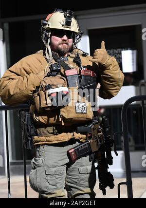 Richmond, USA. 20 Jan, 2020. STEVE CALVARESI von Alfie, Virginia Posen für Fotos. Er war einer der Tausenden, die ein Pro-gun Rally an der Virginia State Capital am 20. Januar 2020 teilgenommen, aber, die sich weigerten, dem Capitolgelände nach VA eingeben. Reg. Ralph Northam verboten Waffen auf dem Kapitol und dann den Ausnahmezustand. Credit: Essdras M. Suarez/ZUMA Draht/Alamy leben Nachrichten Stockfoto