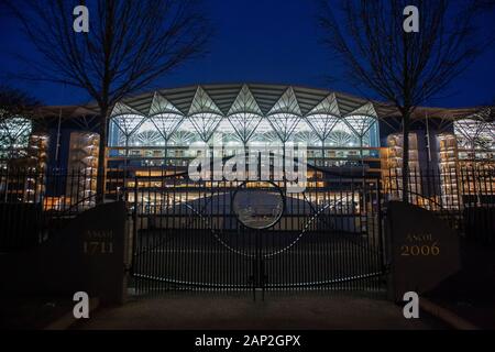 Ascot, Berkshire, Großbritannien. 18 Jan, 2020. Klarer Himmel hinter dem Ascot Rennbahn Tribüne nach einem Tag Racing. Credit: Maureen McLean/Alamy Stockfoto