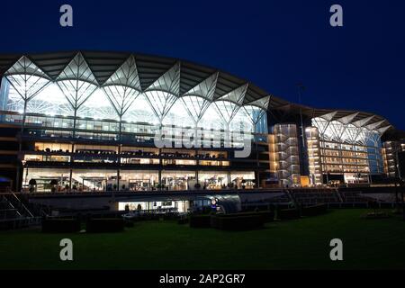 Ascot, Berkshire, Großbritannien. 18 Jan, 2020. Klarer Himmel hinter dem Ascot Rennbahn Tribüne nach einem Tag Racing. Credit: Maureen McLean/Alamy Stockfoto