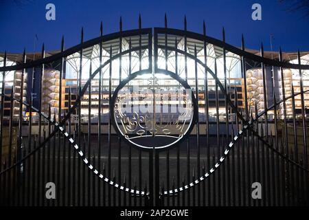 Ascot, Berkshire, Großbritannien. 18 Jan, 2020. Klarer Himmel hinter dem Ascot Rennbahn Tribüne nach einem Tag Racing. Credit: Maureen McLean/Alamy Stockfoto