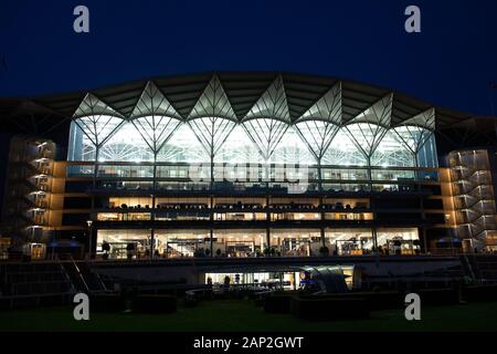 Ascot, Berkshire, Großbritannien. 18 Jan, 2020. Klarer Himmel hinter dem Ascot Rennbahn Tribüne nach einem Tag Racing. Credit: Maureen McLean/Alamy Stockfoto