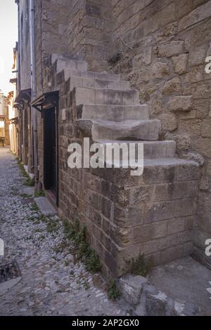 Treppe zu nirgendwo in der mittelalterlichen Stadt innerhalb der Befestigungsanlagen von Rhodos. Stockfoto