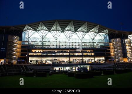 Ascot, Berkshire, Großbritannien. 18 Jan, 2020. Klarer Himmel hinter dem Ascot Rennbahn Tribüne nach einem Tag Racing. Credit: Maureen McLean/Alamy Stockfoto