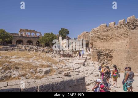 Lindos, Rhodos, Griechenland. 8 Aug, 2018. Akropolis von Lindos, Rhodos, Griechenland. Credit: Andrey Nekrasov/ZUMA Draht/Alamy leben Nachrichten Stockfoto