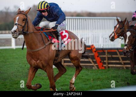 Ascot, Berkshire, Großbritannien. 18 Jan, 2020. Jockey Ciaran Gethings Rennen in der streichholzschachtel Britischen EBF 'National Hunt 'Novizen' Hurdle Race (Klasse 3) auf Pferd Blackfinch. Credit: Maureen McLean/Alamy Stockfoto