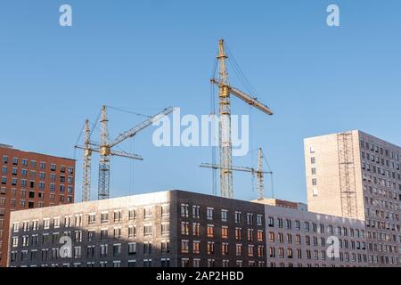 Innen Platz für viele Hochhäuser im Bau und Krane unter blauem Himmel Stockfoto