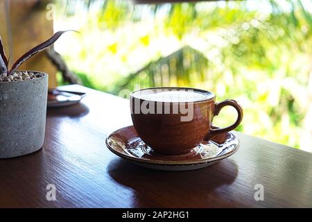 Tasse Kaffee auf tropischen Hintergrund. Tropische Travel Concept. Close Up. Stockfoto