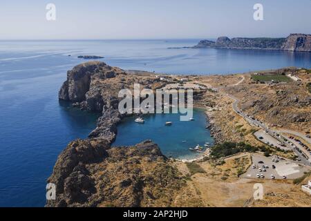 Lindos, Rhodos, Griechenland. 8 Aug, 2018. St Paul's Bay, Überblick über die von der Akropolis von Lindos, Rhodos, Griechenland Credit: Andrey Nekrasov/ZUMA Draht/Alamy leben Nachrichten Stockfoto