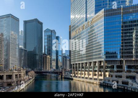 Chicago, USA - 30. Dezember 2018: Chicago River nach Westen von der Michigan Avenue, einige berühmte Bauten einschließlich der Trump International Hotel Stockfoto