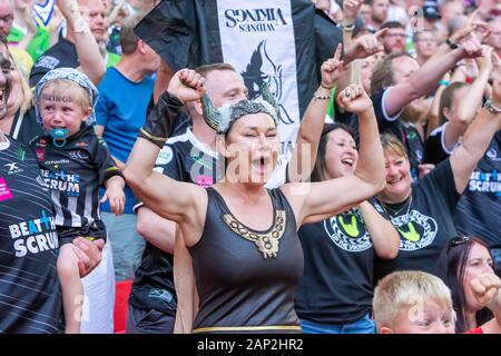 Aufgeregt weiblich Widnes Wikinger Anhänger in Fancy Dress im Wembley Stadium während der 2019 AB Sonnendecks 1895 Rugby League Finale Stockfoto