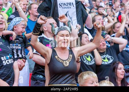 Aufgeregt weiblich Widnes Wikinger Anhänger in Fancy Dress im Wembley Stadium während der 2019 AB Sonnendecks 1895 Rugby League Finale Stockfoto