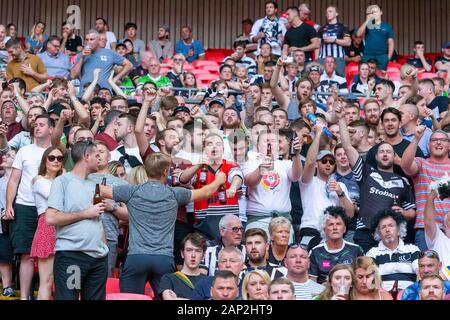 Singen Widnes Wikinger Anhänger im Wembley Stadium während der 2019 AB Sonnendecks 1895 Rugby League Finale Stockfoto