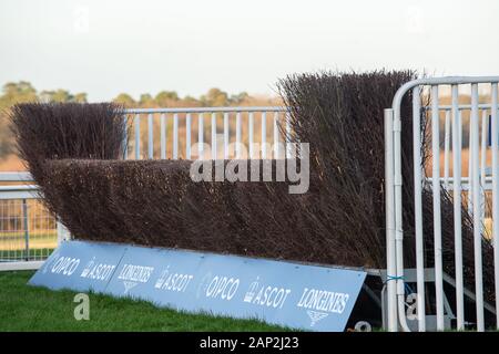 Ascot, Berkshire, Großbritannien. 18 Jan, 2020. Ascot, Berkshire, Großbritannien. 18 Jan, 2020. Ein Sprung auf der Rennstrecke in Ascot Pferderennbahn vor dem Bet365 Handicap Steeple Chase. Credit: Maureen McLean/Alamy Stockfoto