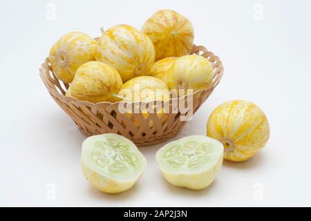 Kleine Gruppe von Reife Zitrone Gurken im Korb isoliert auf weißem Stockfoto