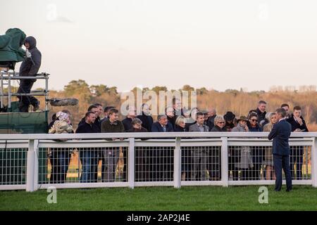 Ascot, Berkshire, Großbritannien. 18 Jan, 2020. Ascot, Berkshire, Großbritannien. 18 Jan, 2020. Racegoers erfahren Sie mehr über Horse Racing vor dem Bet365 Handicap Steeple Chase. Credit: Maureen McLean/Alamy Stockfoto