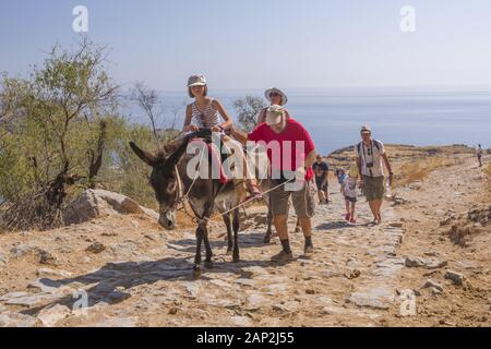 Lindos, Rhodos, Griechenland. 8 Aug, 2018. Touristen, der auf einem Esel auf die Akropolis von Lindos, Rhodos, Griechenland Credit: Andrey Nekrasov/ZUMA Draht/Alamy leben Nachrichten Stockfoto