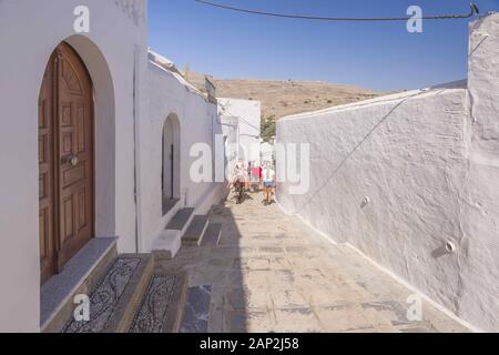 Lindos, Rhodos, Griechenland. 8 Aug, 2018. Stadtbild von Lindos, Rhodes Credit: Andrey Nekrasov/ZUMA Draht/Alamy leben Nachrichten Stockfoto