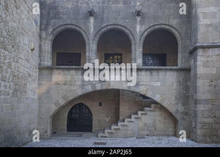 Yard in der mittelalterlichen Stadt innerhalb der Befestigungsanlagen von Rhodos. Stockfoto