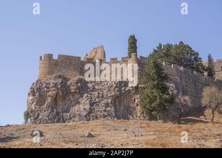 Lindos, Rhodos, Griechenland. 8 Aug, 2018. Blick auf die Akropolis von Lindos, Rhodos, Griechenland. Credit: Andrey Nekrasov/ZUMA Draht/Alamy leben Nachrichten Stockfoto