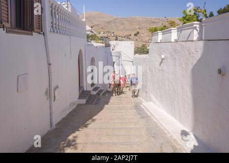 Lindos, Rhodos, Griechenland. 8 Aug, 2018. Stadtbild von Lindos, Rhodes Credit: Andrey Nekrasov/ZUMA Draht/Alamy leben Nachrichten Stockfoto