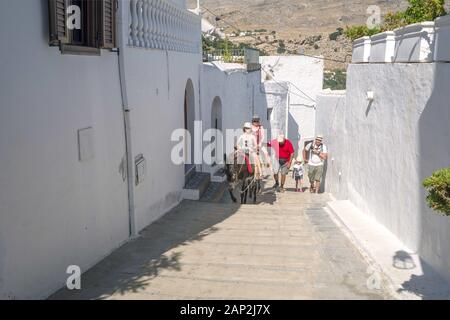 Lindos, Rhodos, Griechenland. 8 Aug, 2018. Stadtbild von Lindos, Rhodes Credit: Andrey Nekrasov/ZUMA Draht/Alamy leben Nachrichten Stockfoto