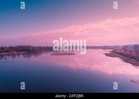 Blick von oben auf die Landschaft und den Fluss et Sonnenuntergang. Natur Landschaft. Der frühe Frühling Stockfoto