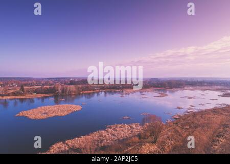 Blick von oben auf die Landschaft und den Fluss et Sonnenuntergang. Natur Landschaft. Der frühe Frühling Stockfoto