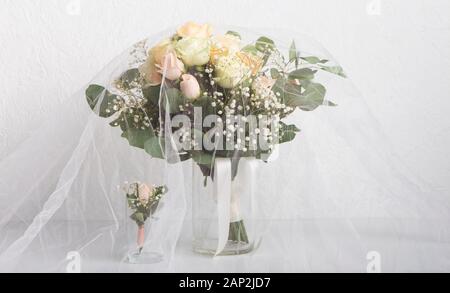 Dekoration aus Rosen durch Schleier bedeckt Stockfoto
