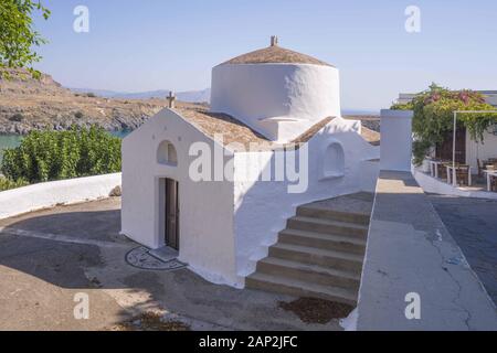 Lindos, Rhodos, Griechenland. 8 Aug, 2018. Kapelle des Hl. Georg aus dem 14. Jahrhundert Pahimahiotis in Lindos, Rhodos, Griechenland Credit: Andrey Nekrasov/ZUMA Draht/Alamy leben Nachrichten Stockfoto