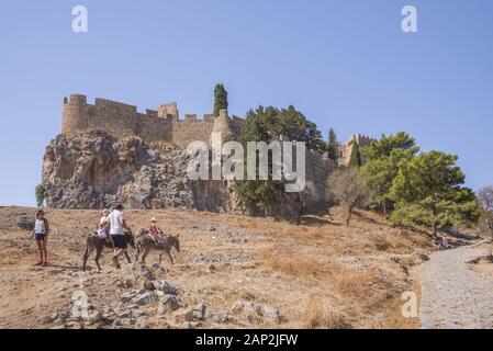 Lindos, Rhodos, Griechenland. 8 Aug, 2018. Touristen, der auf einem Esel auf die Akropolis von Lindos, Rhodos, Griechenland. Credit: Andrey Nekrasov/ZUMA Draht/Alamy leben Nachrichten Stockfoto