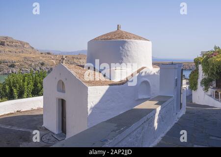 Lindos, Rhodos, Griechenland. 8 Aug, 2018. Kapelle des Hl. Georg aus dem 14. Jahrhundert Pahimahiotis in Lindos, Rhodos, Griechenland Credit: Andrey Nekrasov/ZUMA Draht/Alamy leben Nachrichten Stockfoto