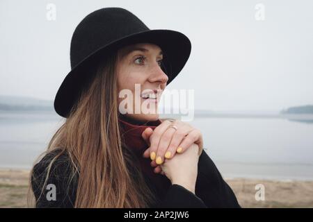 Seitenansicht Portrait einer Frau mit einem schwarzen Hut Stockfoto