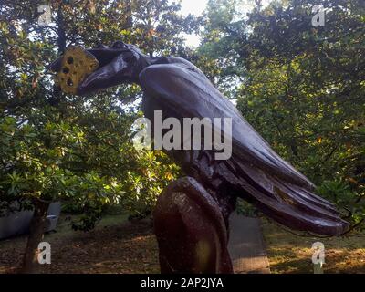 Figurine eines braunen Crow mit Käse in seinem Schnabel Riviera Sochi Park 06/10/2018 Stockfoto