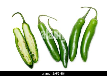 Fünf Serrano Chili Peppers isoliert auf weißem Hintergrund - ein Pfeffer in zwei Hälften geschnitten. Stockfoto