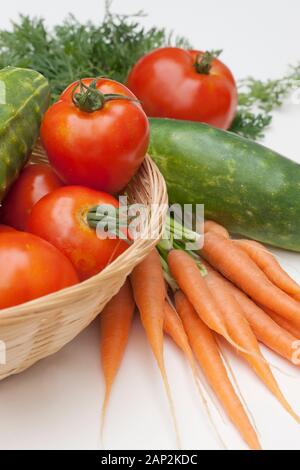 Garten frische Tomaten, Gurken und Karotten Stockfoto