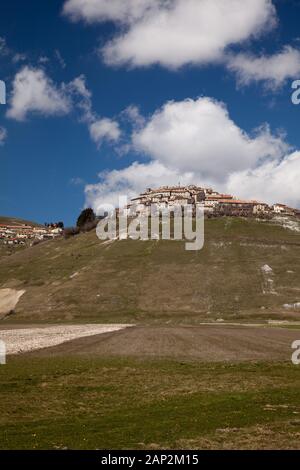 Castelluccio, das höchste Dorf in den Apenninen über dem Piano Grande im Frühjahr die Sonne gehockt (vor 2016/7 Erdbeben) Stockfoto