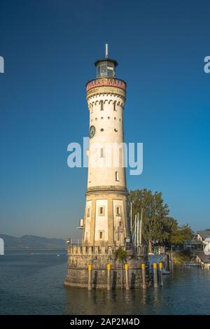 Historischer Leuchtturm im bayerischen Lindauer Hafen. Eine Stadt in Deutschland, auf einer Insel inmitten des Bodenseekreises. Alpen im Hintergrund Stockfoto