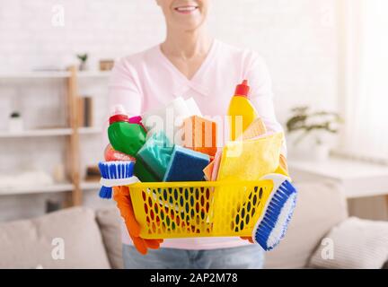 Ältere Frau mit Korb mit viel Waschmittel Stockfoto