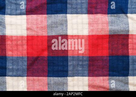 Plaid material Textur. Rote, blaue und weiße Käfig Kleidung Hintergrund Stockfoto