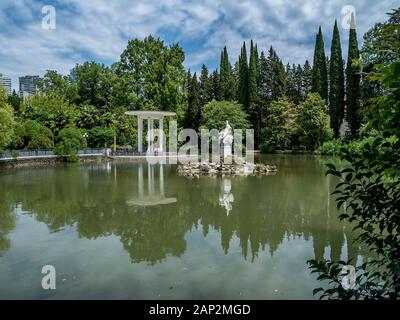 Arbor mit Säulen im Park Arboretum in Sotschi 01.07.2018 Stockfoto