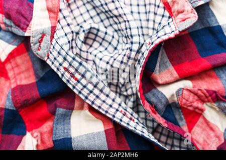 Plaid Shirt Material Hintergrund. Vor Shirt Elemente: Pocket, Kragen, Knöpfe, die als Hintergrund Stockfoto