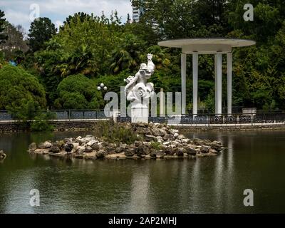 Arbor mit Säulen im Park Arboretum in Sotschi 01.07.2018 Stockfoto